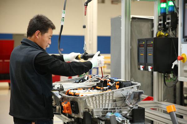 訪華晨寶馬沈陽智能工廠 工業(yè)4.0技術(shù)如何結(jié)合穿戴設(shè)備改變我們的生活